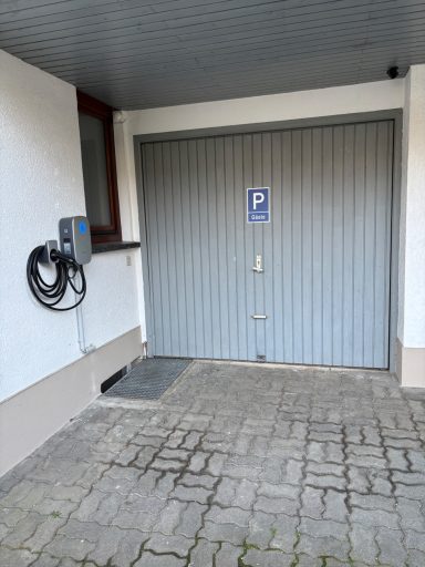 Privater Parkplatz mit Wallbox
